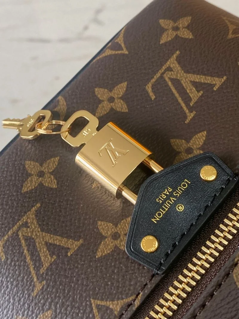 Louis Vuitton Cosmetic Bags Minimalist 39766