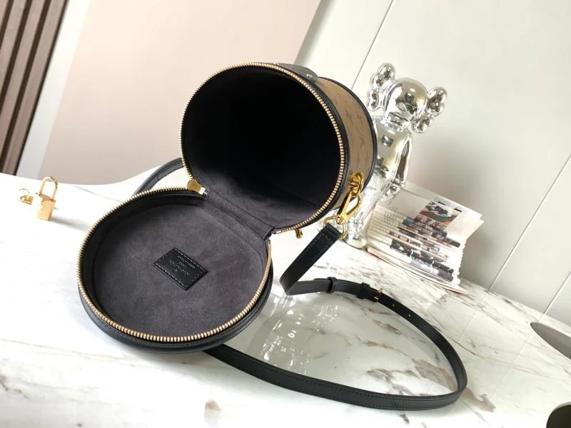Louis Vuitton Cosmetic Bags Cozy 39802