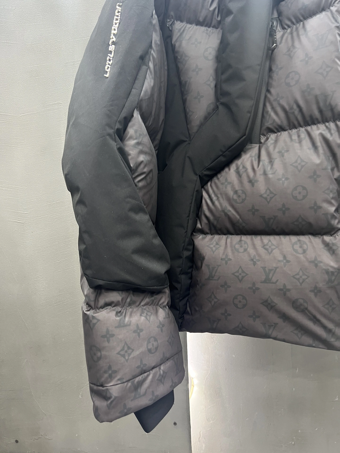 Elegant Louis Vuitton Down Jackets 139456