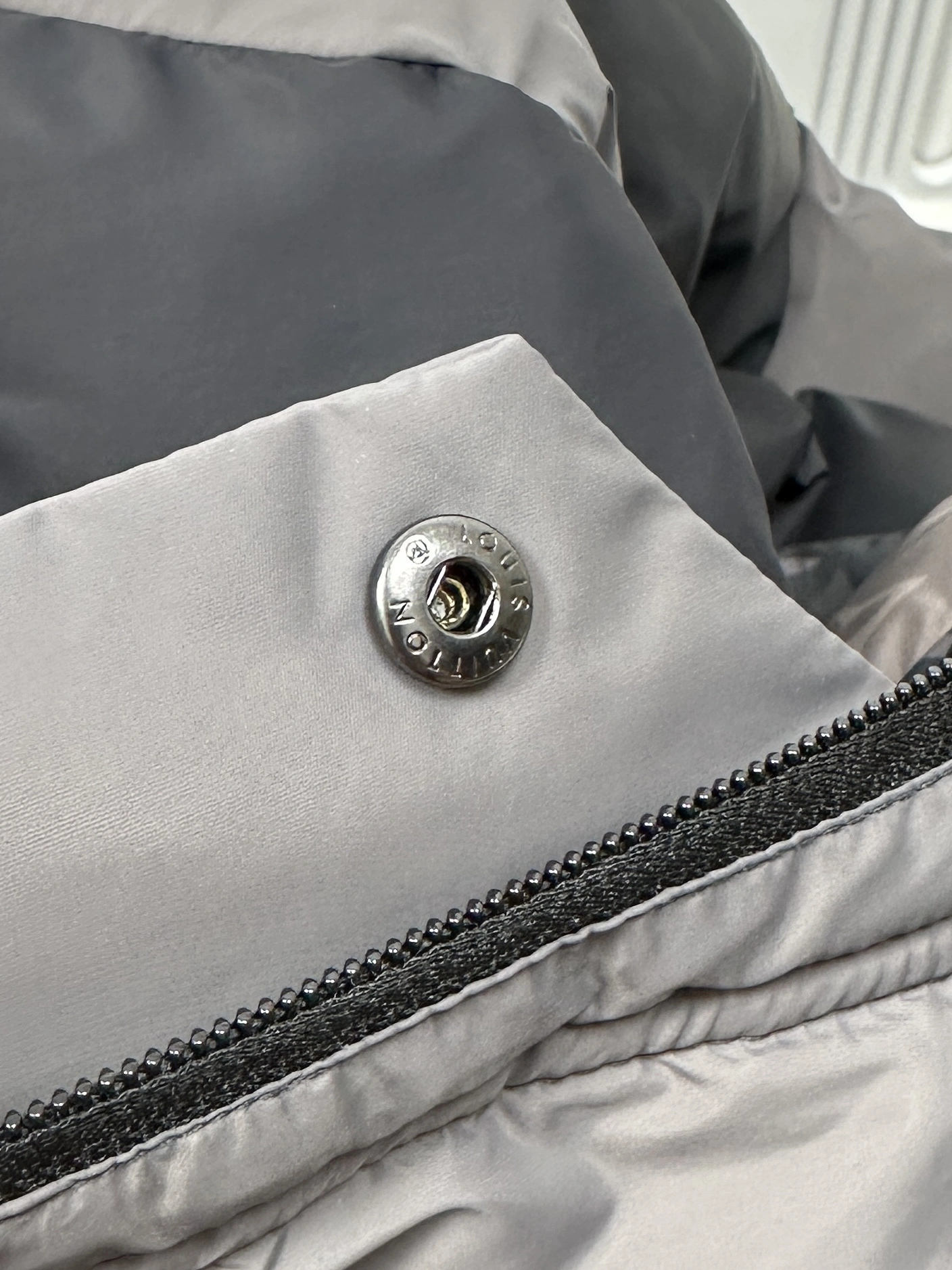 ZipUp Louis Vuitton Down Jackets 139441
