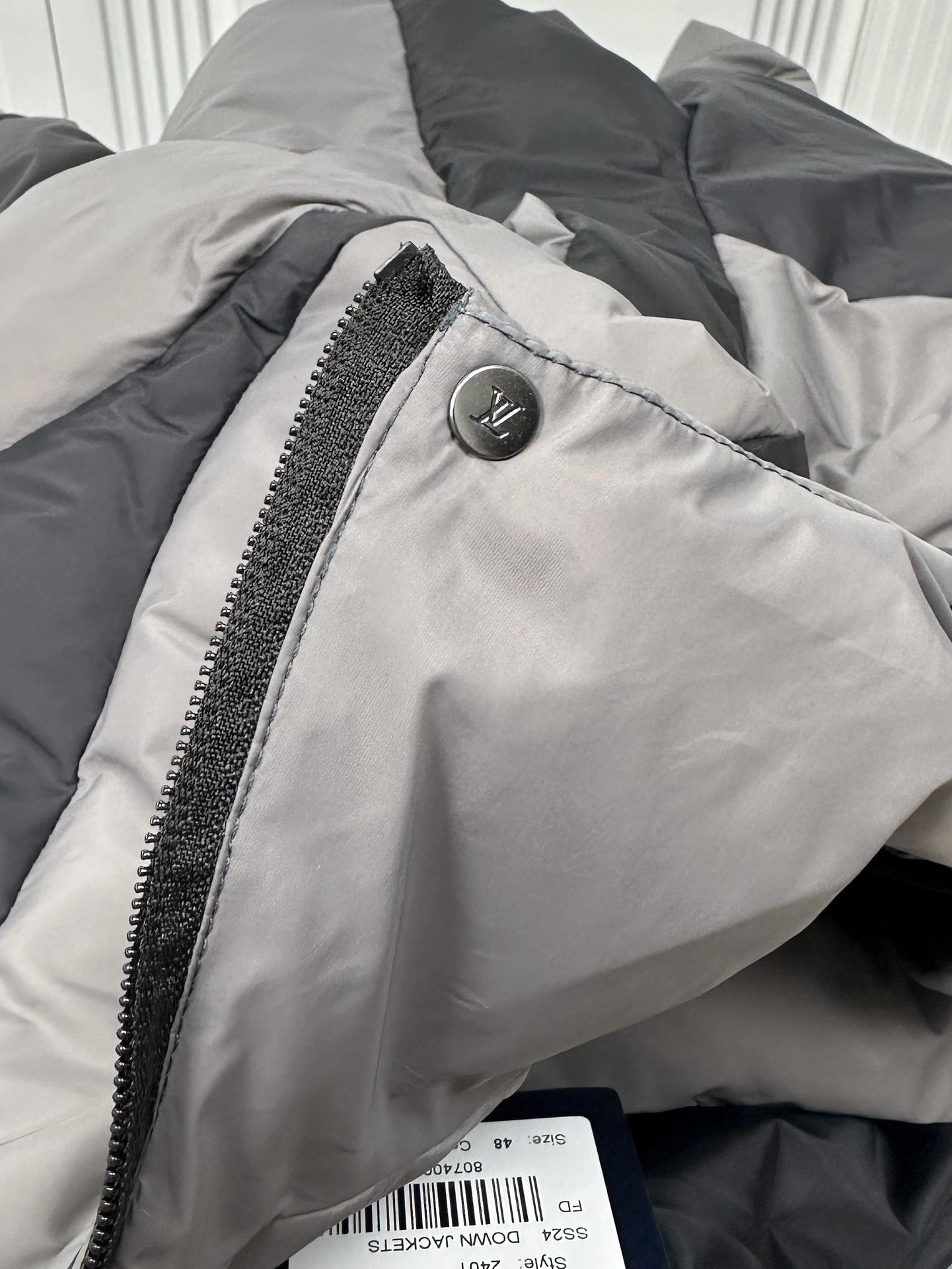 ZipUp Louis Vuitton Down Jackets 139441