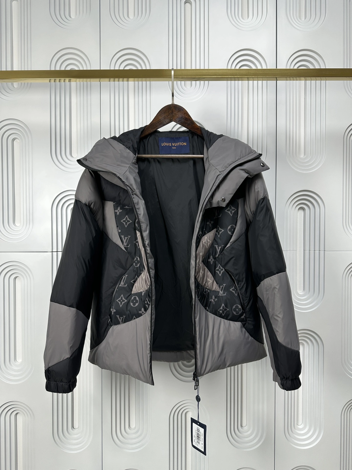 ZipUp Louis Vuitton Down Jackets 139441