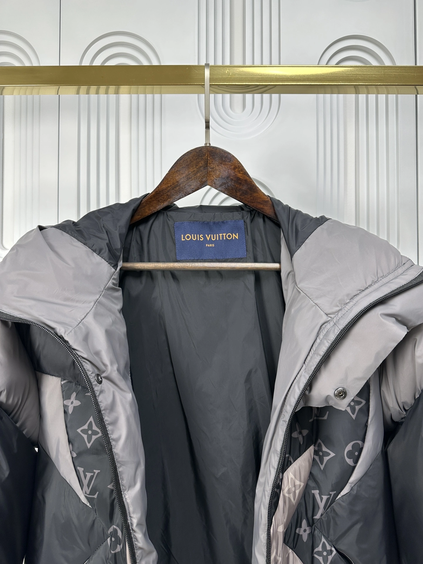 ZipUp Louis Vuitton Down Jackets 139441