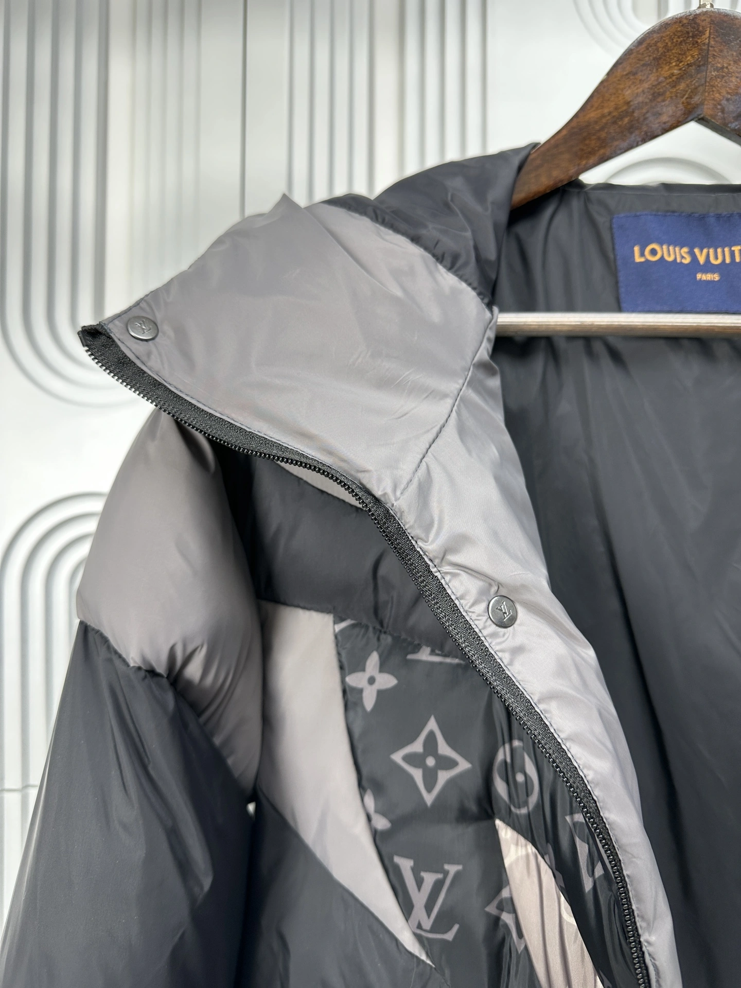 ZipUp Louis Vuitton Down Jackets 139441