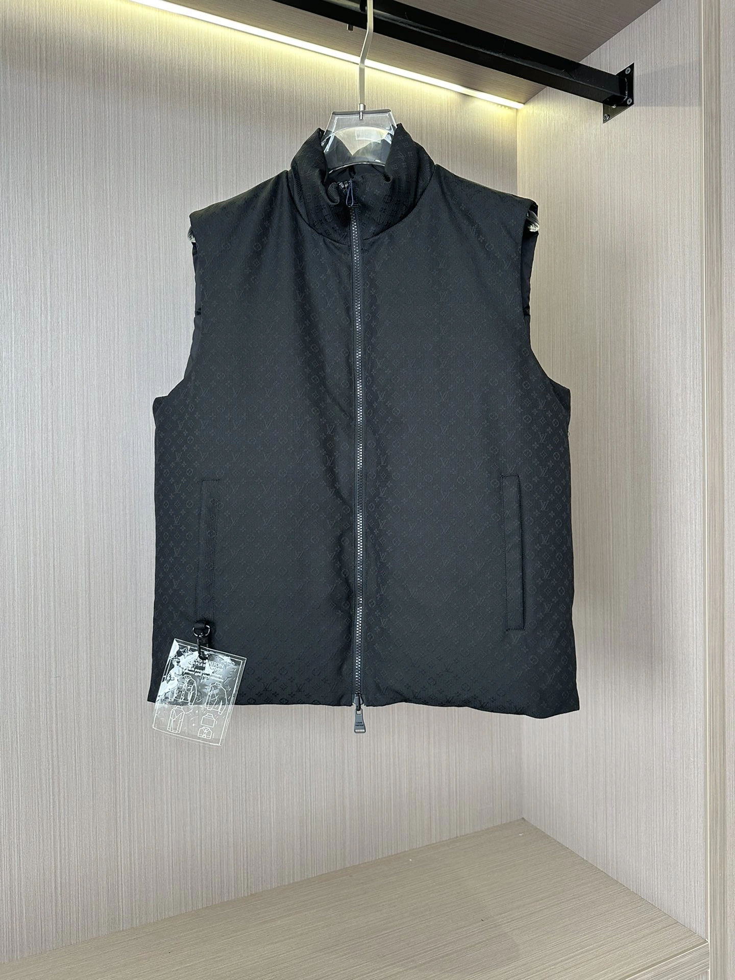 ModernLook Louis Vuitton Down Jackets 139426