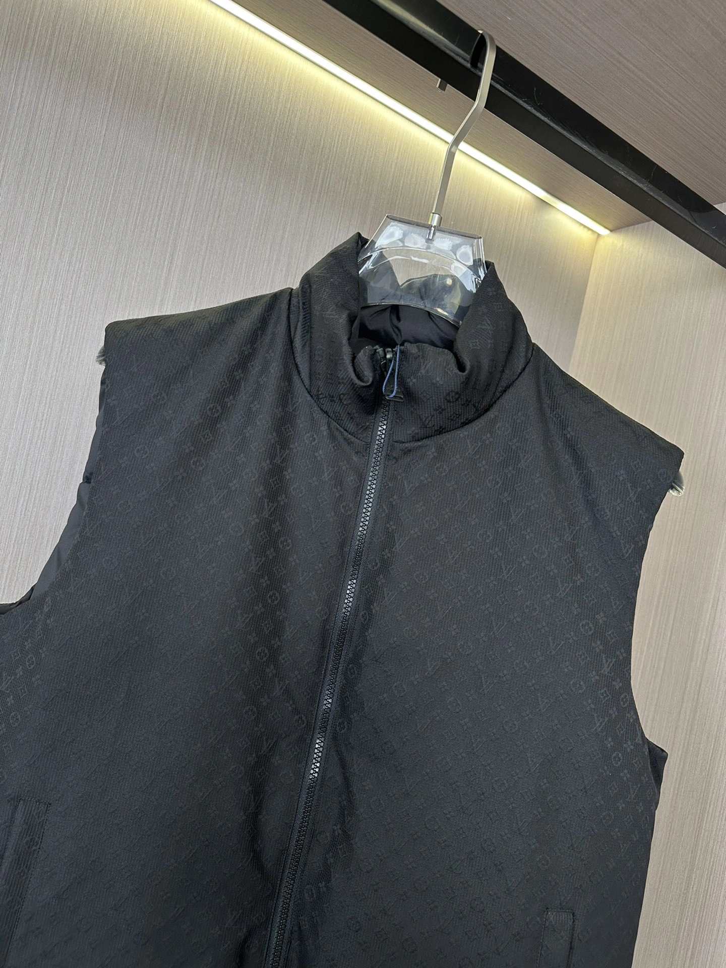 ModernLook Louis Vuitton Down Jackets 139426