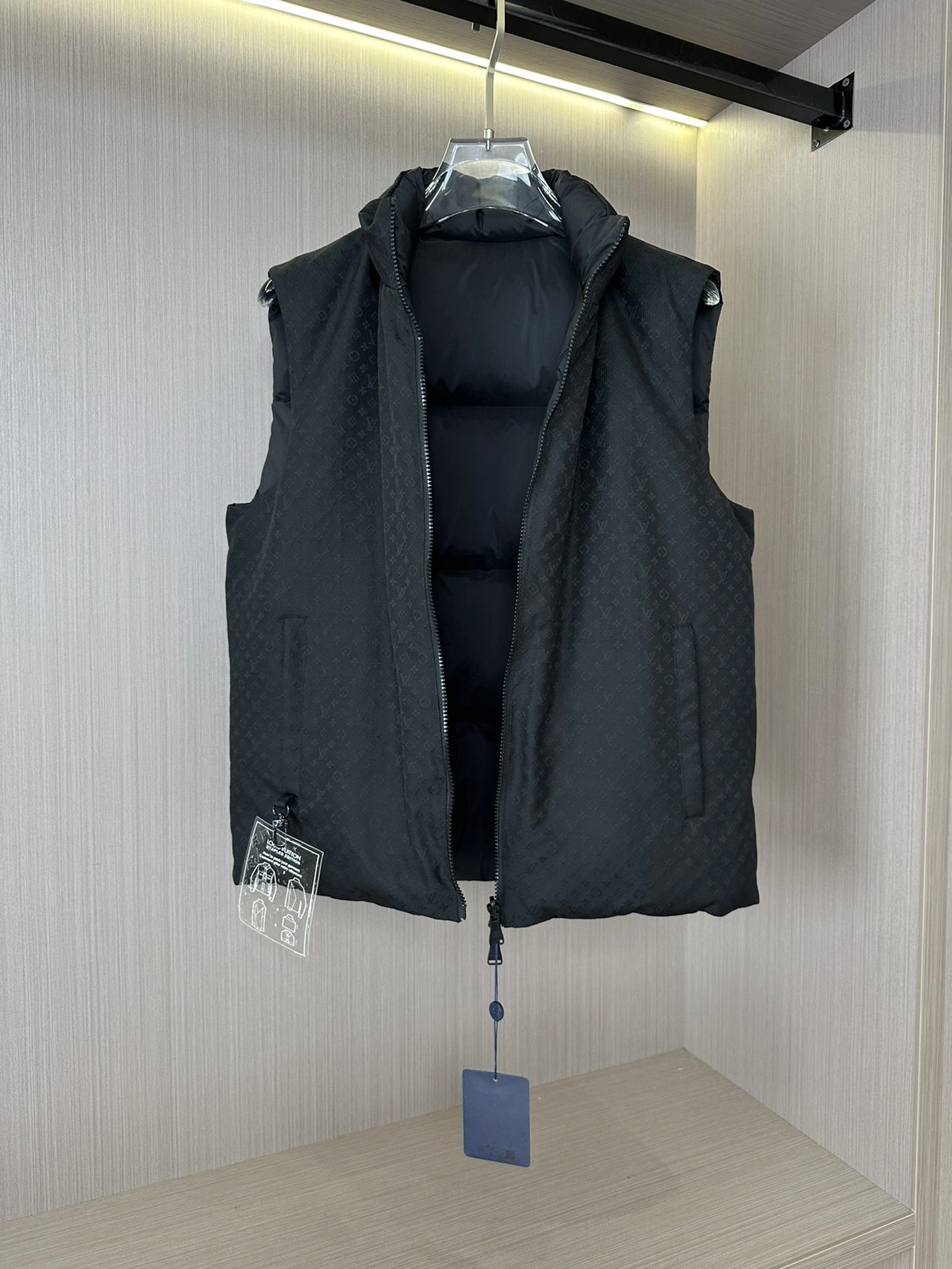 ModernLook Louis Vuitton Down Jackets 139426