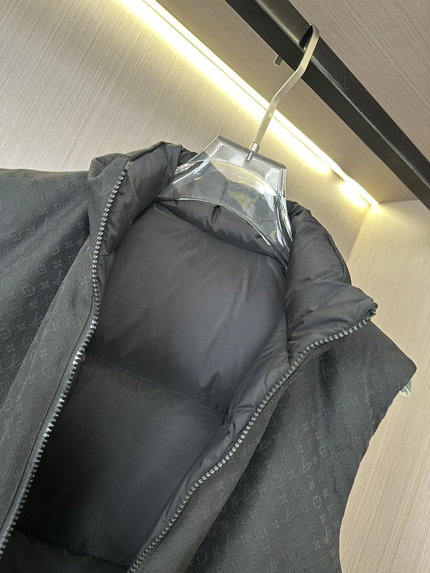 ModernLook Louis Vuitton Down Jackets 139426
