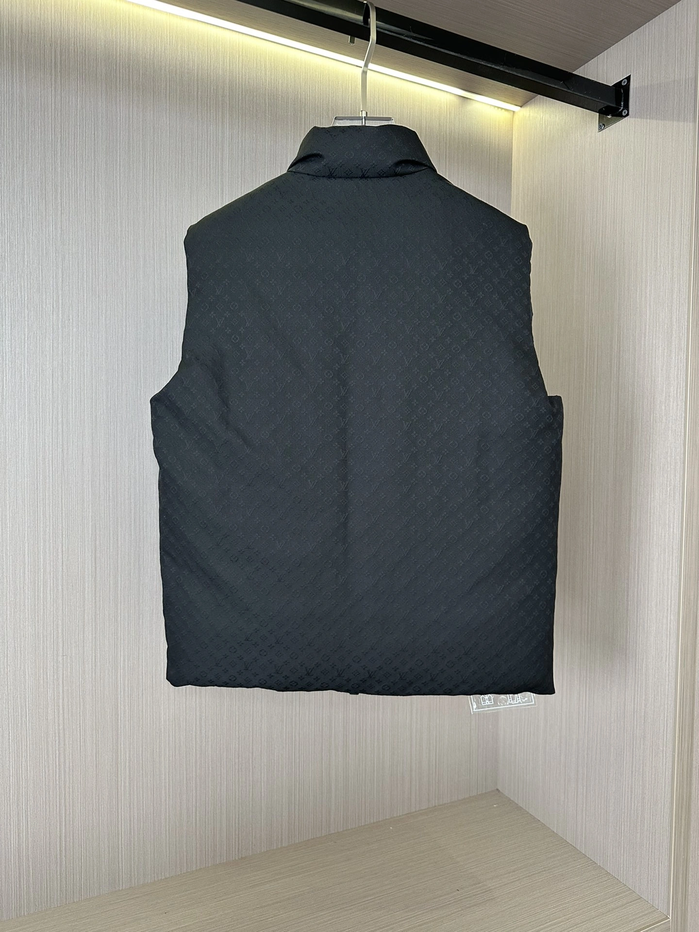ModernLook Louis Vuitton Down Jackets 139426