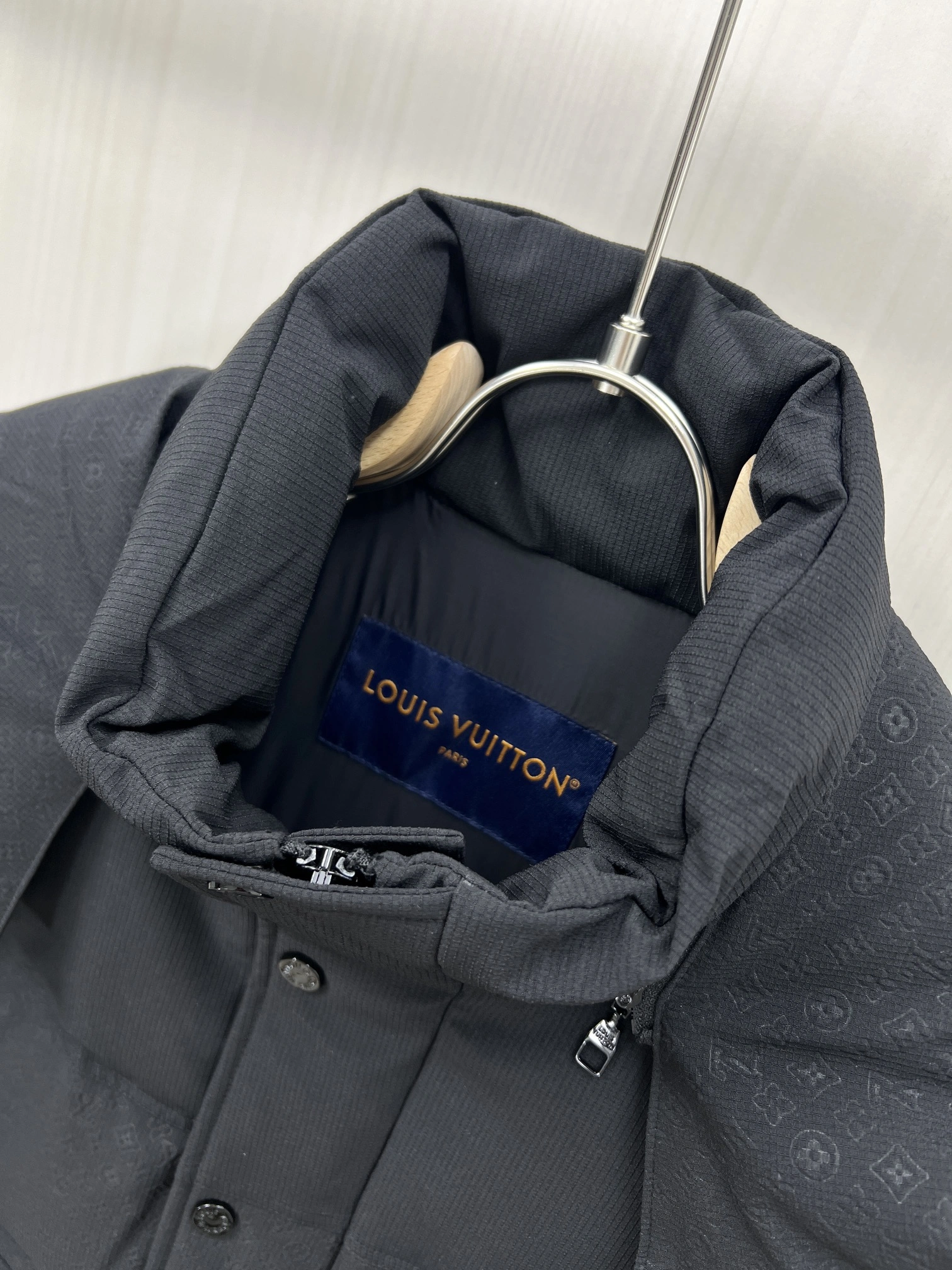 ModernLook Louis Vuitton Down Jackets 139409