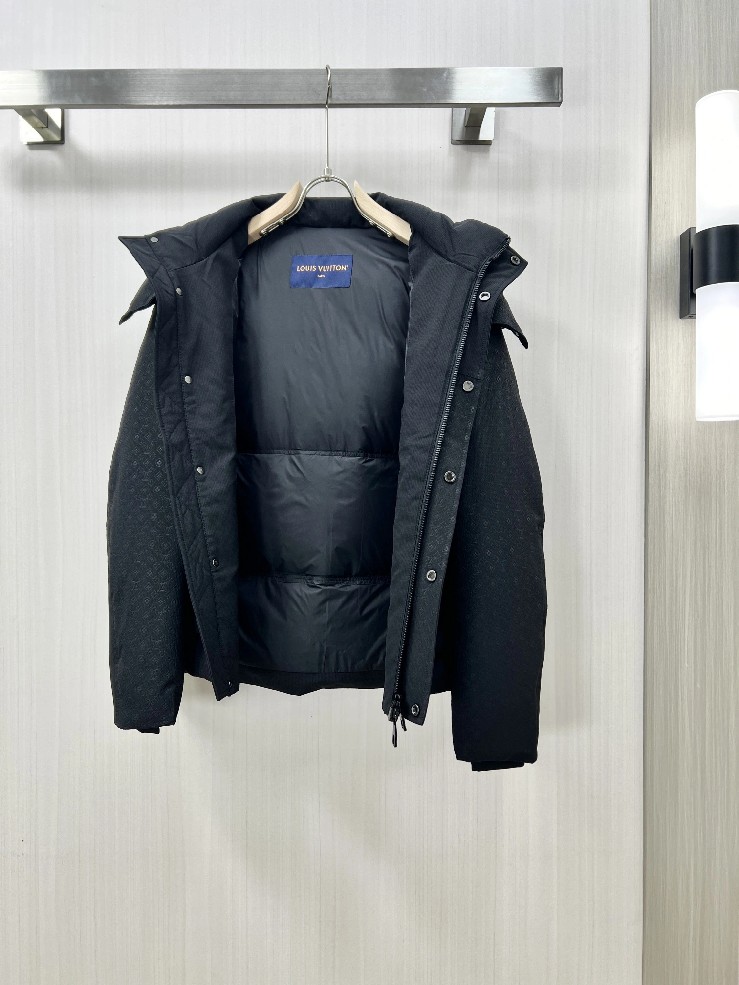 ModernLook Louis Vuitton Down Jackets 139409