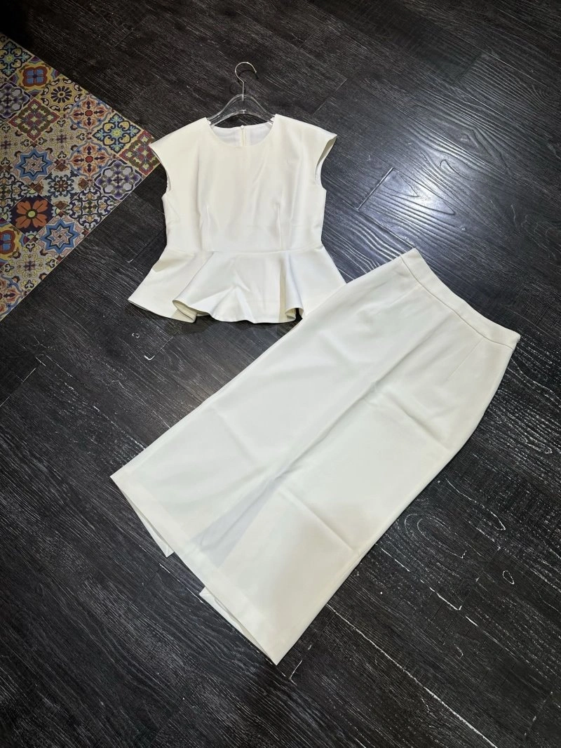 Refined Louis Vuitton Dress Suits 131823