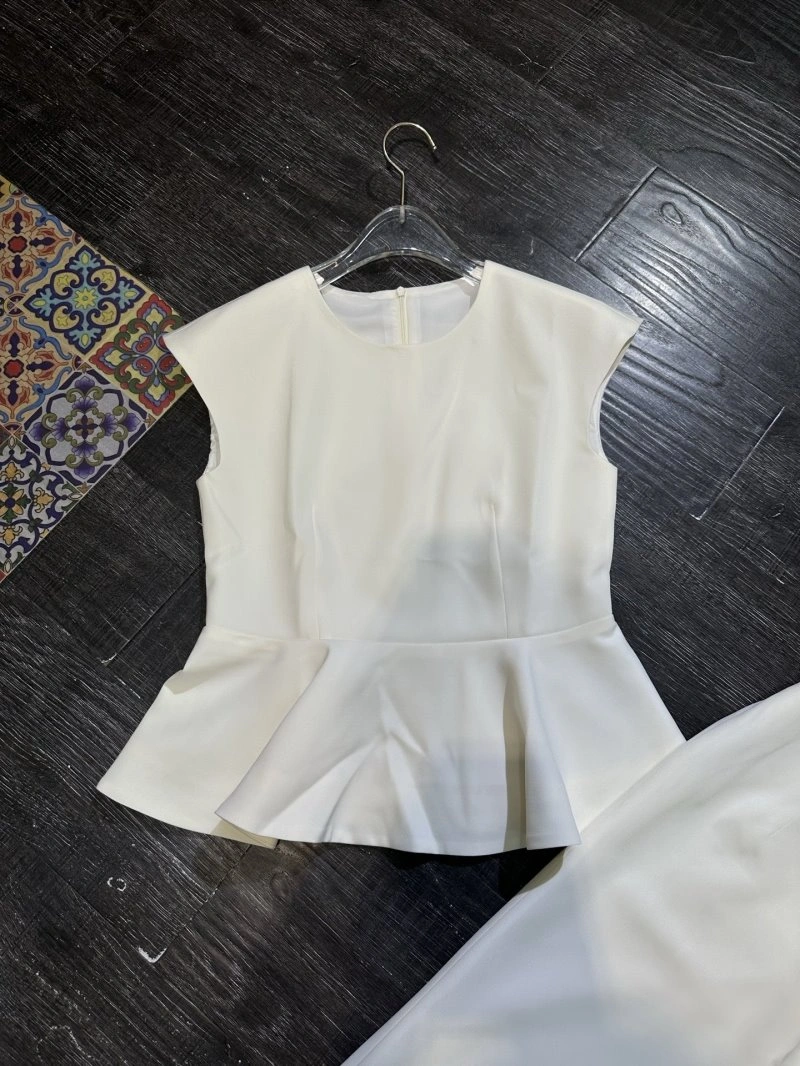 Refined Louis Vuitton Dress Suits 131823