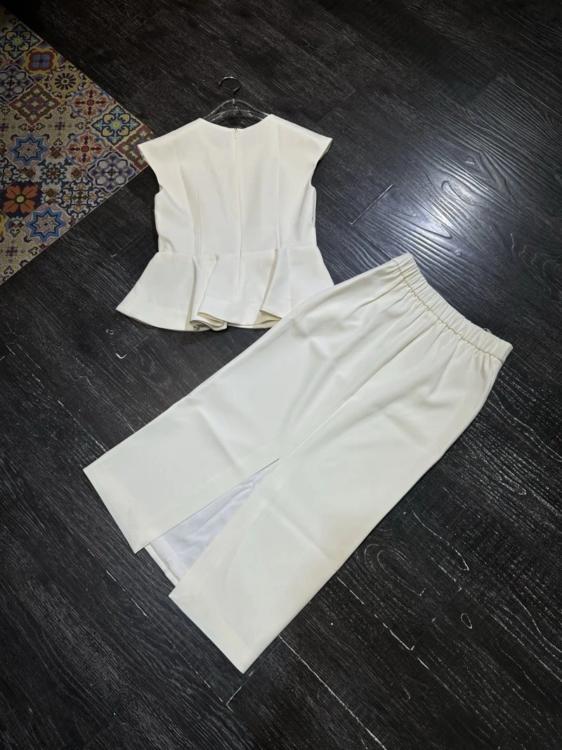 Refined Louis Vuitton Dress Suits 131823