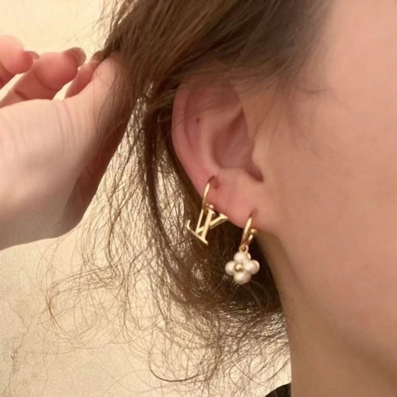 Sleek Louis Vuitton Earrings 251395
