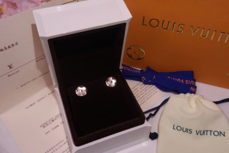 Compact Louis Vuitton Earrings 251690