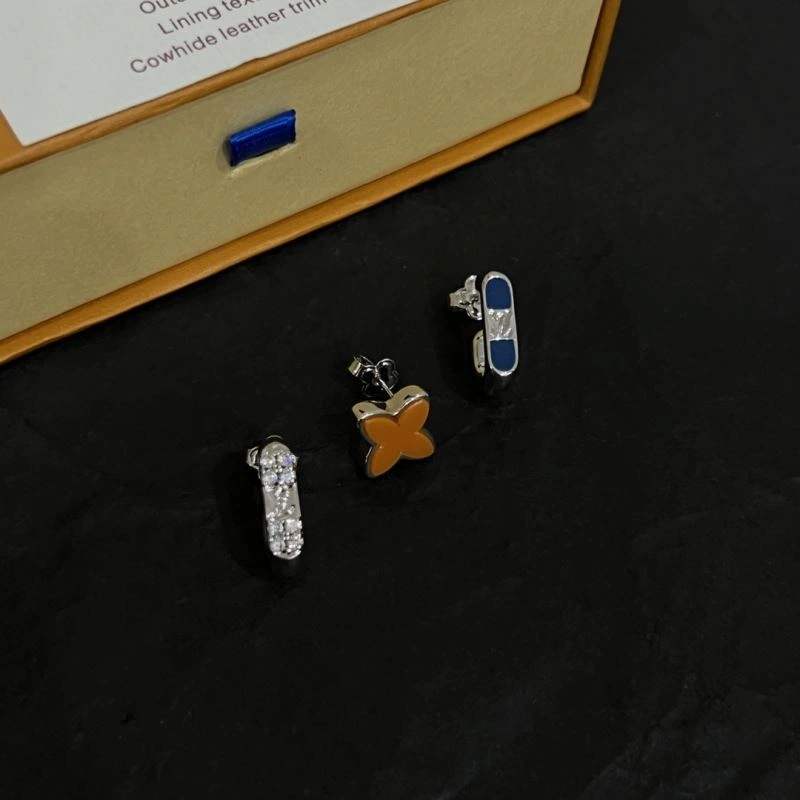 Sleek Louis Vuitton Earrings 251078