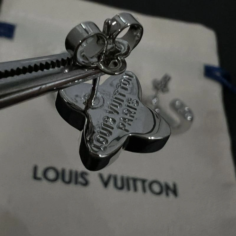 Sleek Louis Vuitton Earrings 251078