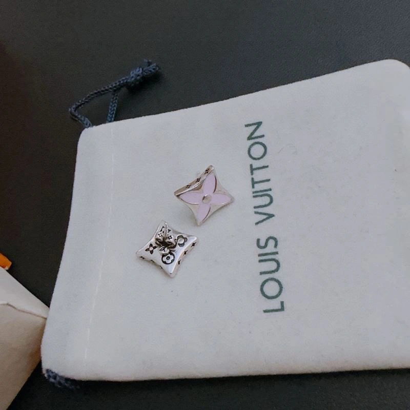Lightweight Louis Vuitton Earrings 250136