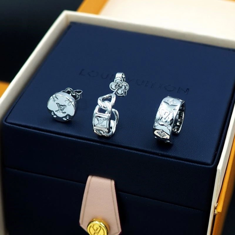 Louis Vuitton Earrings Attractive 249422