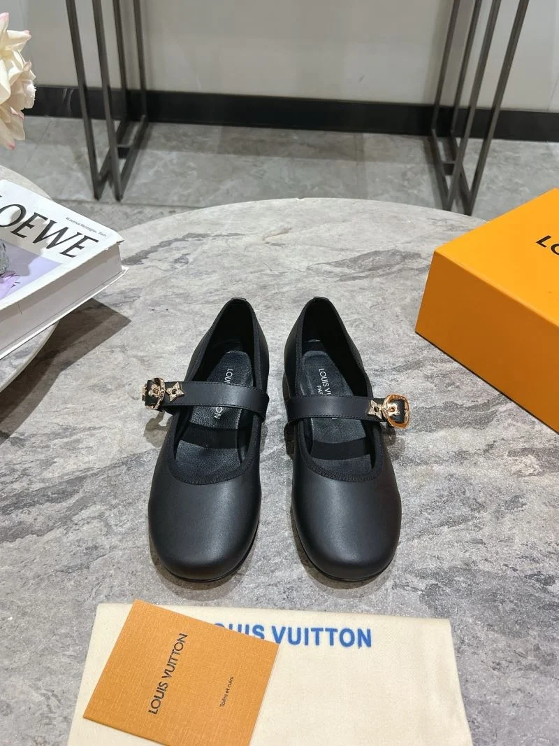 Functional Louis Vuitton Flat Shoes 32394