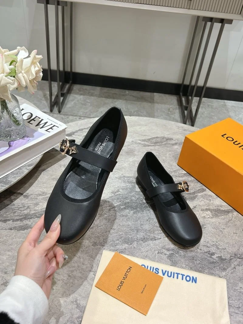 Functional Louis Vuitton Flat Shoes 32394