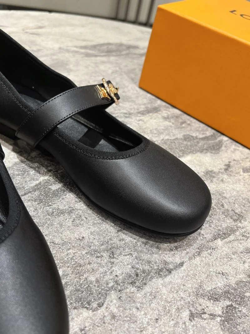 Functional Louis Vuitton Flat Shoes 32394