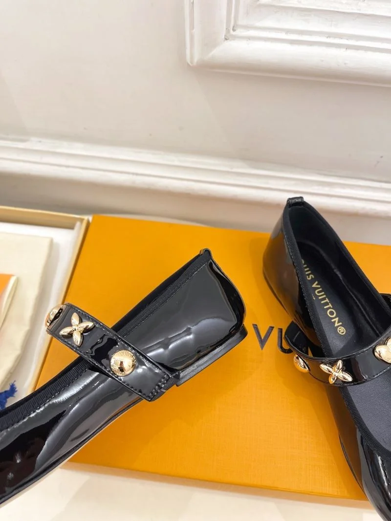 Louis Vuitton Flat Shoes Trendsetting 32396