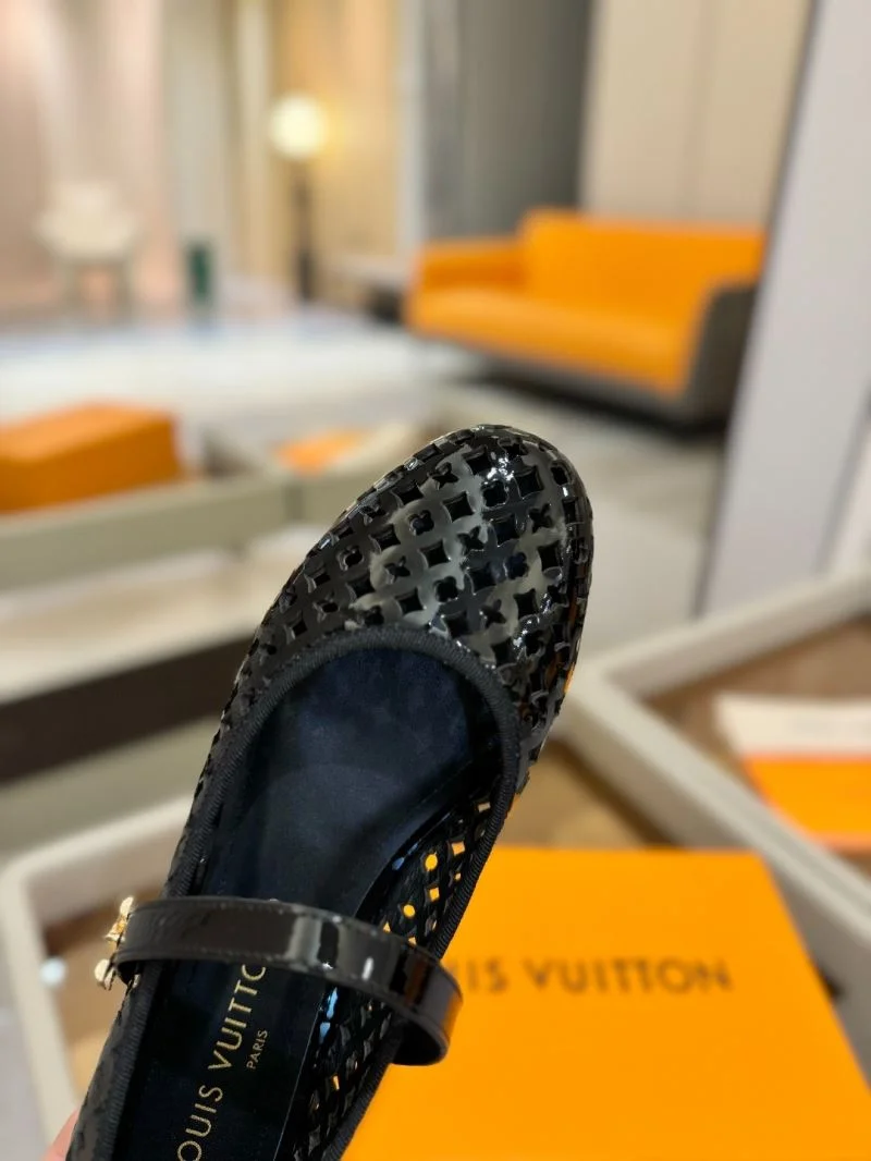 Louis Vuitton Flat Shoes Unisex 32008