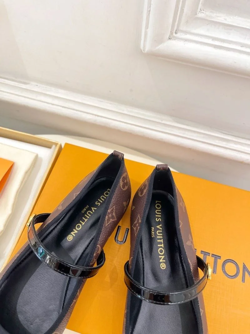 Bright Louis Vuitton Flat Shoes 31319