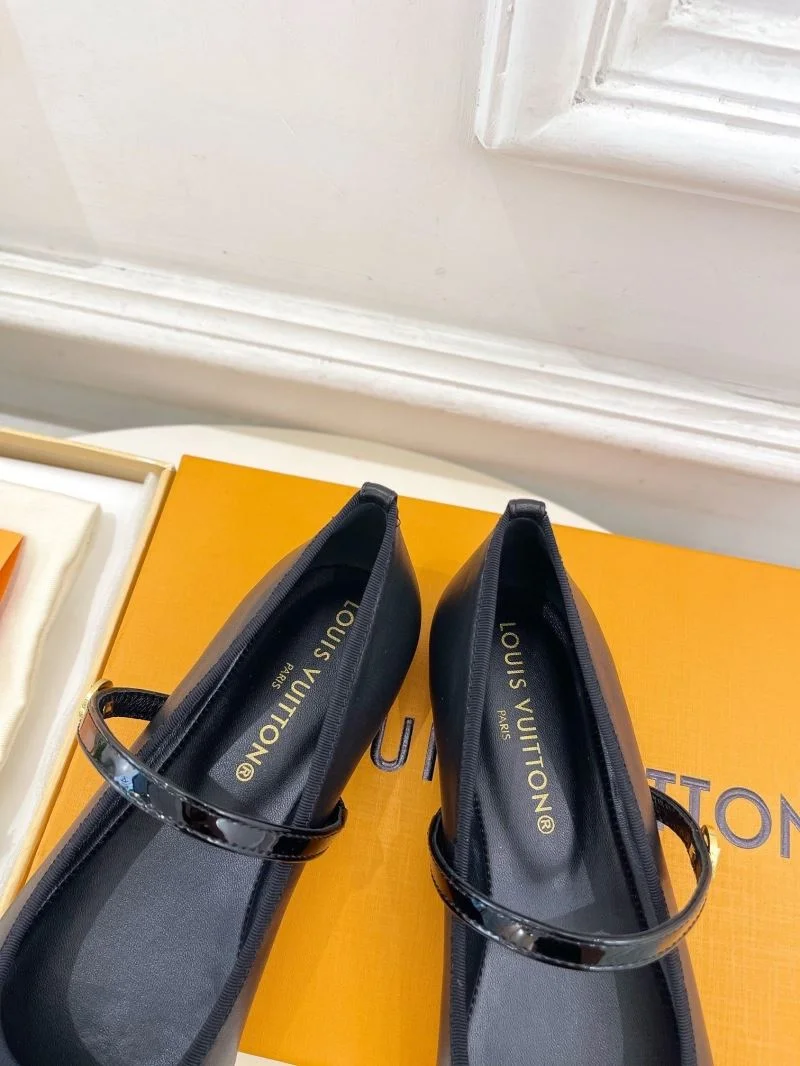 Resilient Louis Vuitton Flat Shoes 31317