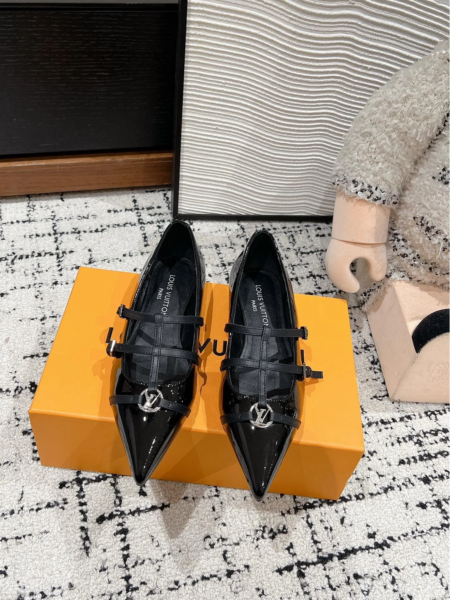 Louis Vuitton Flat Shoes Unique 31303