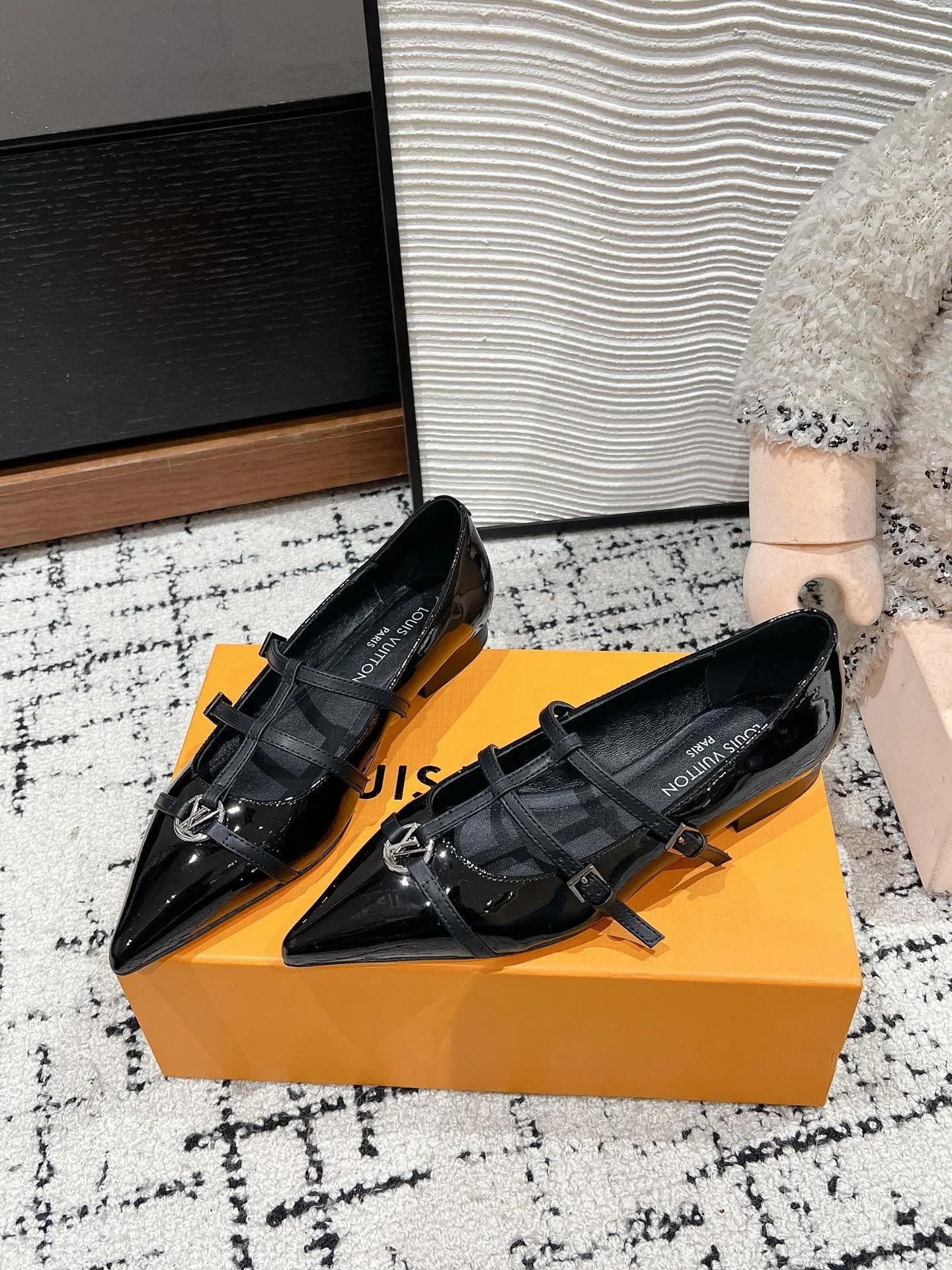 Louis Vuitton Flat Shoes Unique 31303