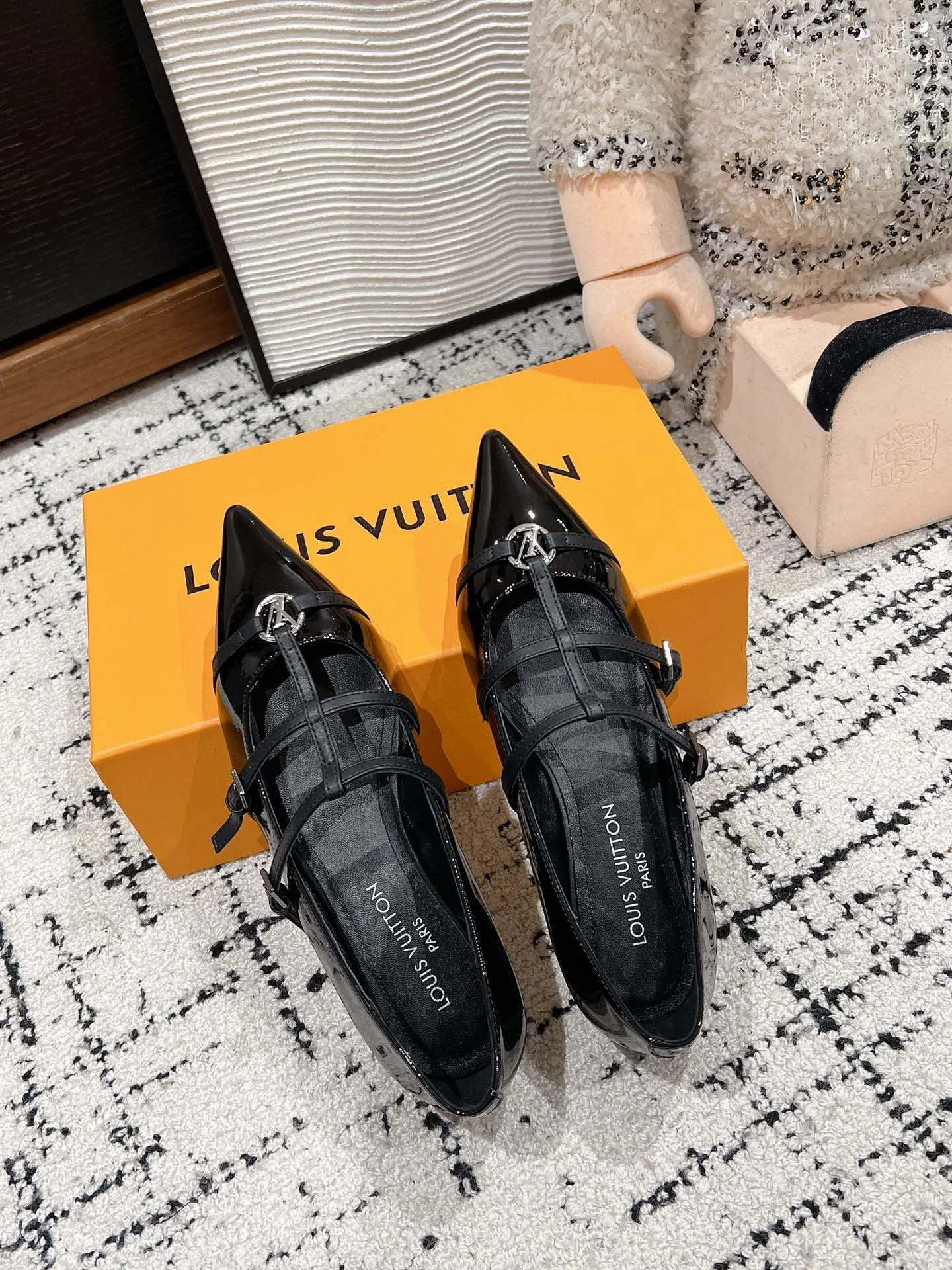 Louis Vuitton Flat Shoes Unique 31303