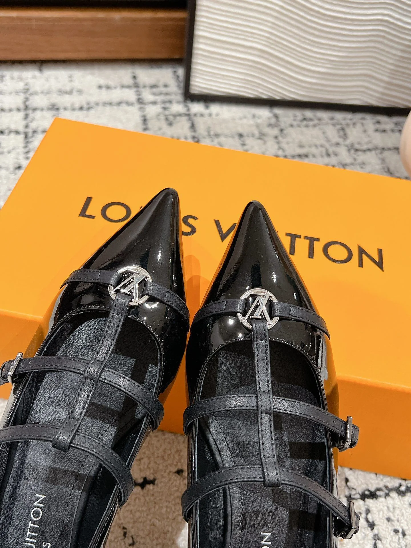 Louis Vuitton Flat Shoes Unique 31303