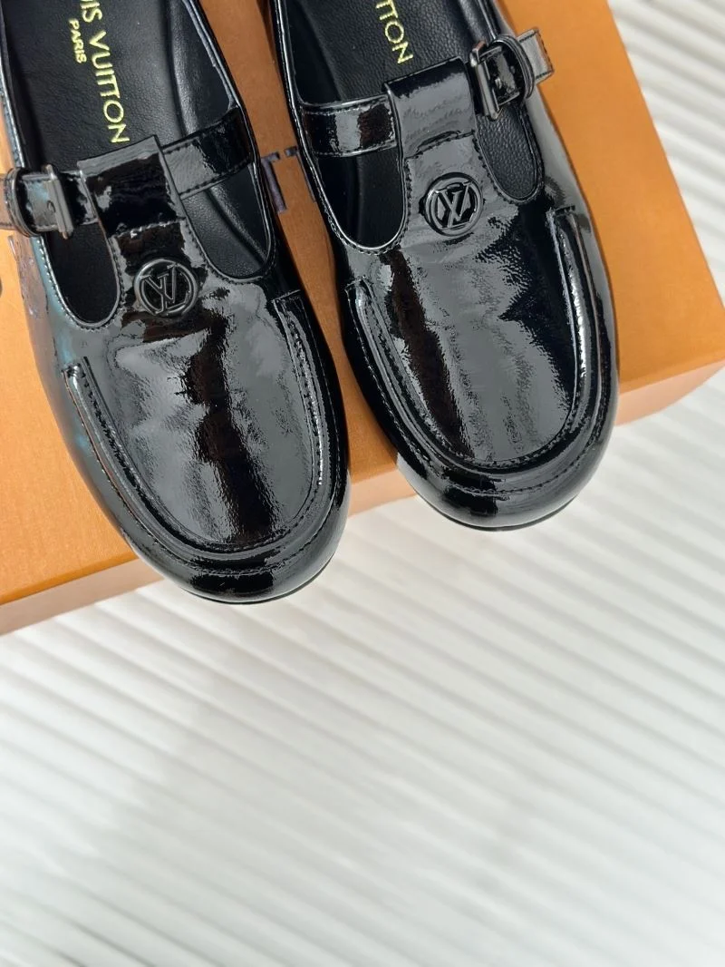 Seasonal Louis Vuitton Flat Shoes 31300
