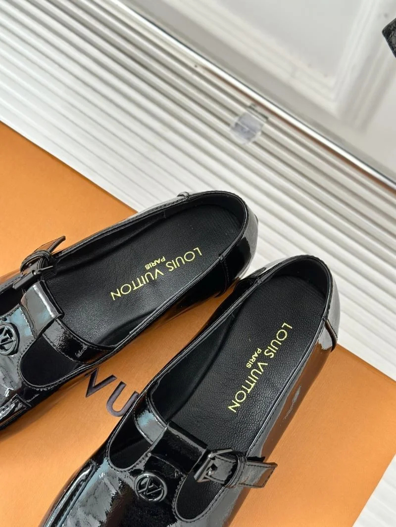Seasonal Louis Vuitton Flat Shoes 31300