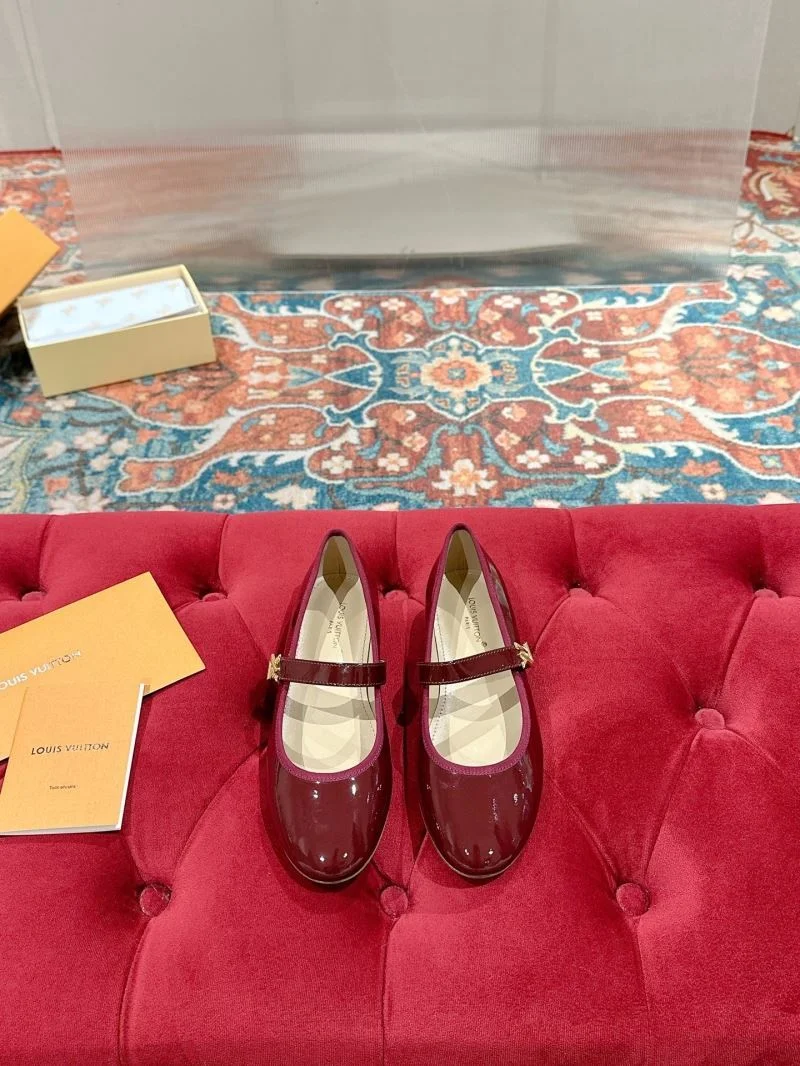 Louis Vuitton Flat Shoes Trendsetting 31271