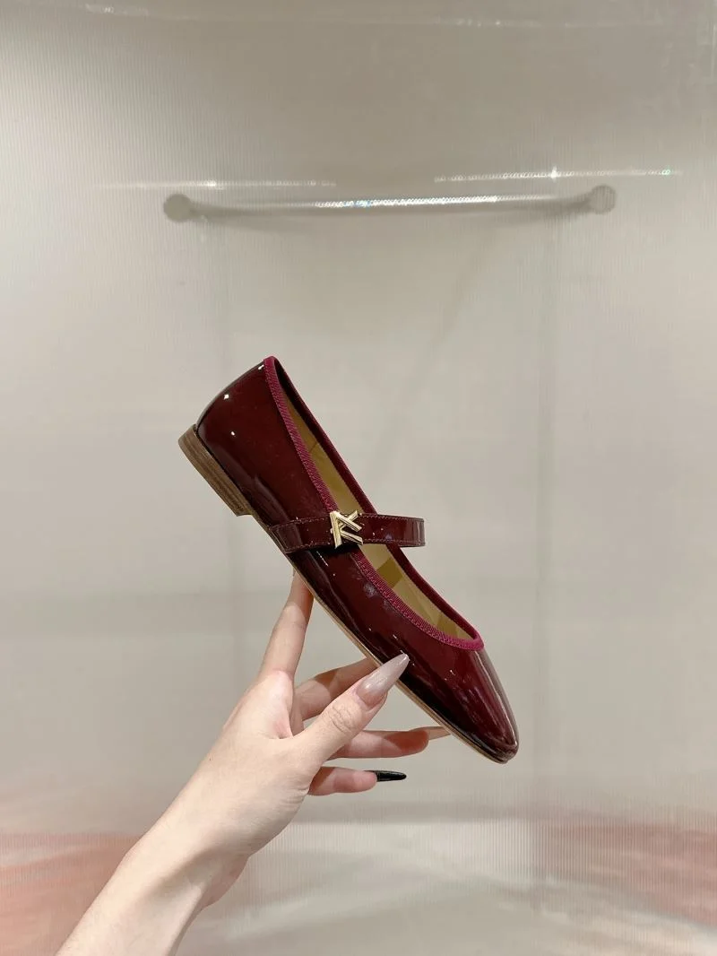 Louis Vuitton Flat Shoes Trendsetting 31271