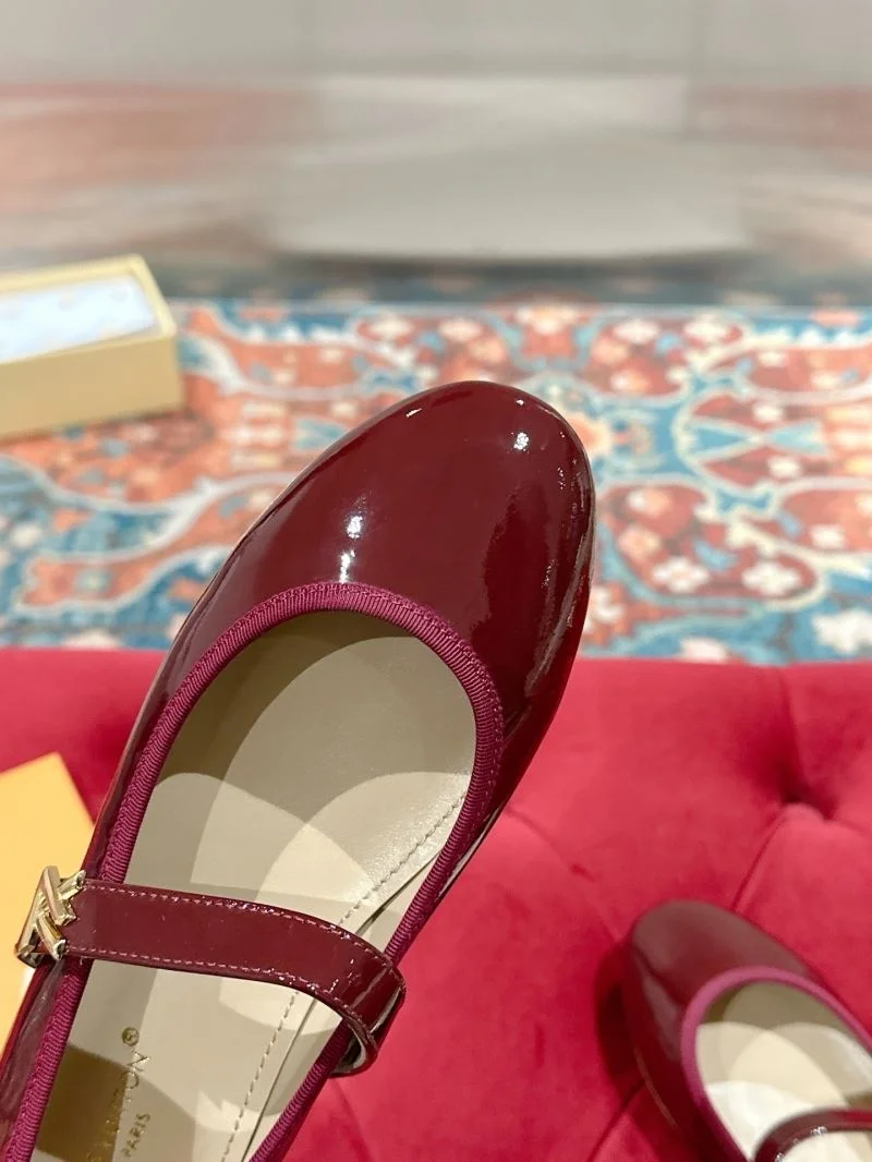 Louis Vuitton Flat Shoes Trendsetting 31271