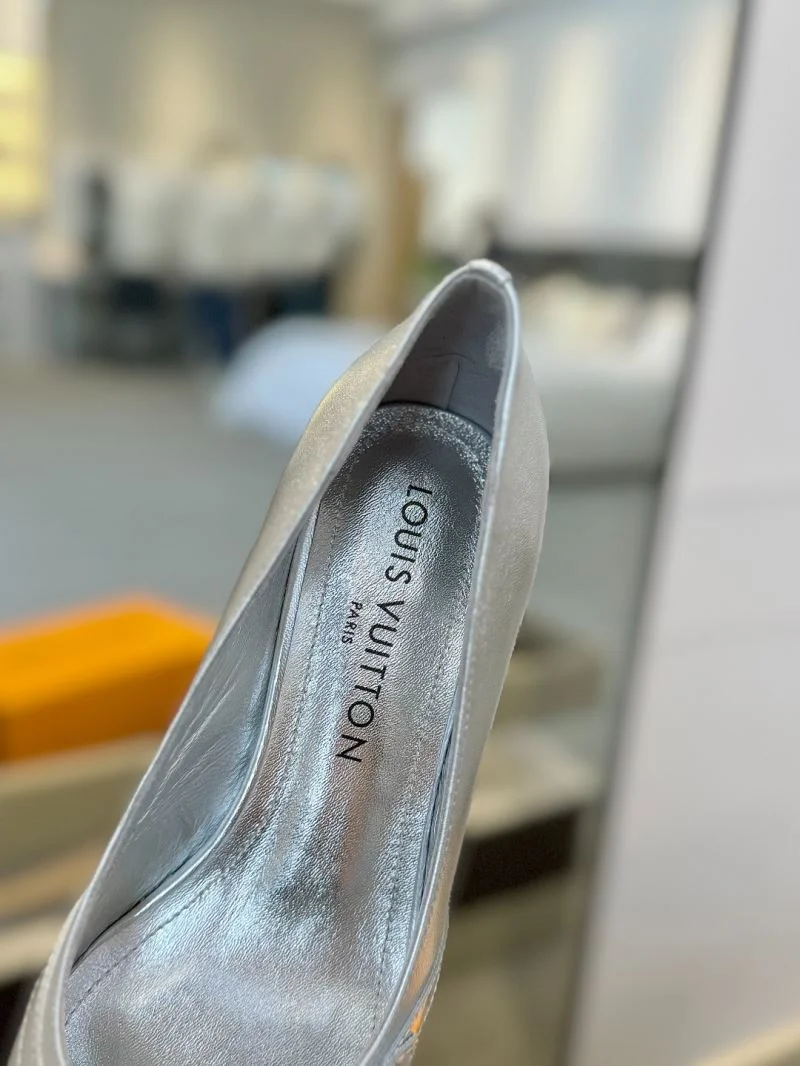 WrinkleFree Louis Vuitton Heeled Shoes 31944
