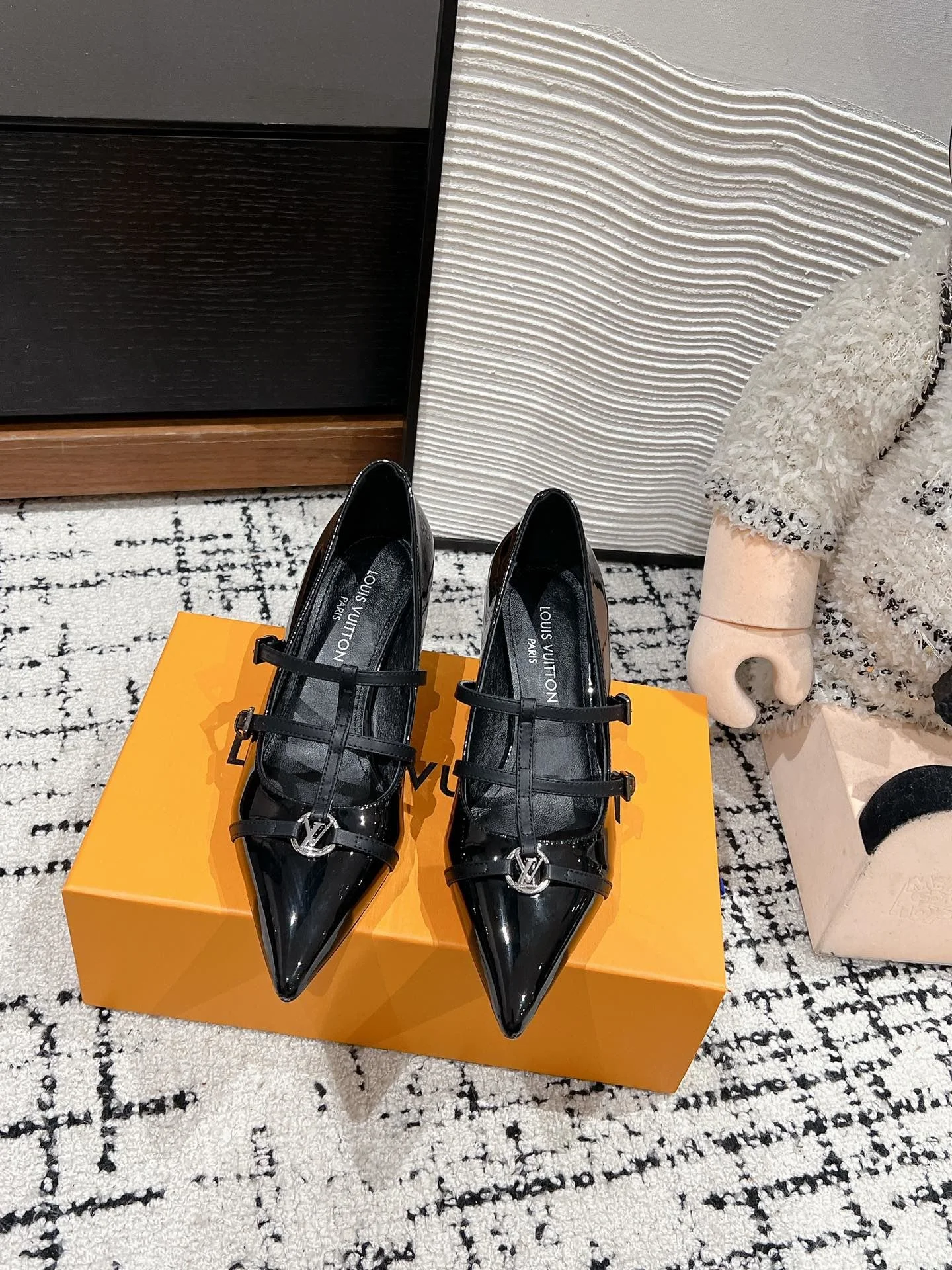 TechFriendly Louis Vuitton Heeled Shoes 31239
