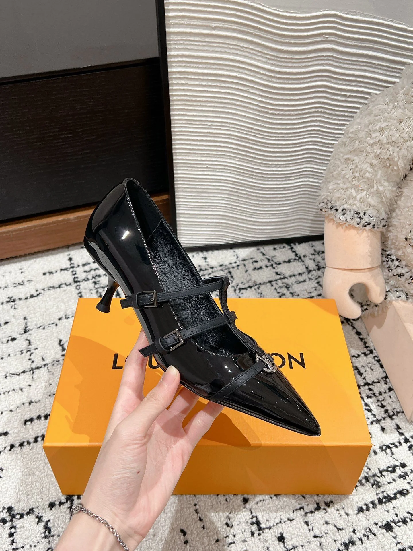 TechFriendly Louis Vuitton Heeled Shoes 31239
