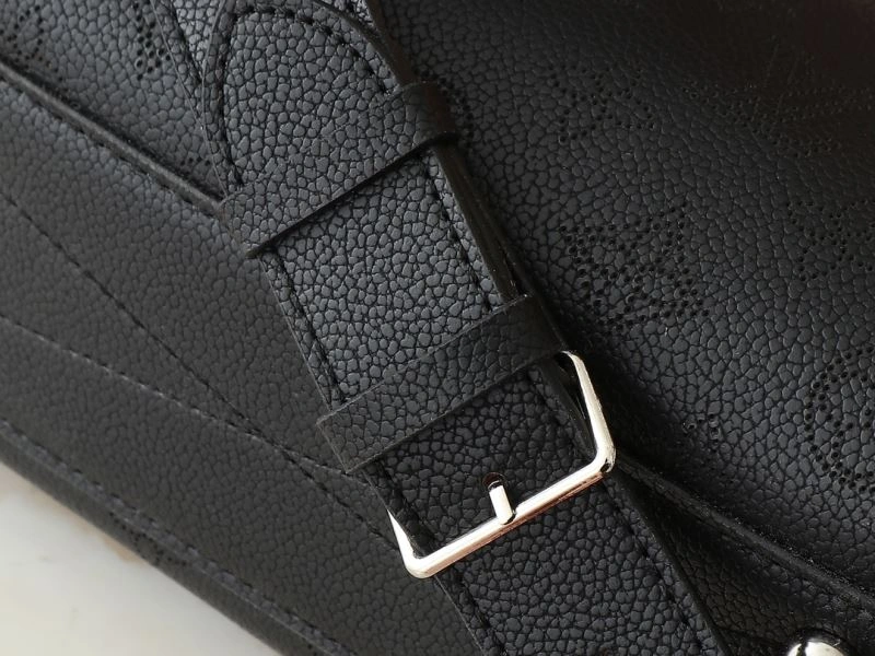 Louis Vuitton Hobo Bags TechFriendly 88619