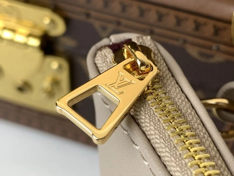 Louis Vuitton Hobo Bags FreshLook 41193