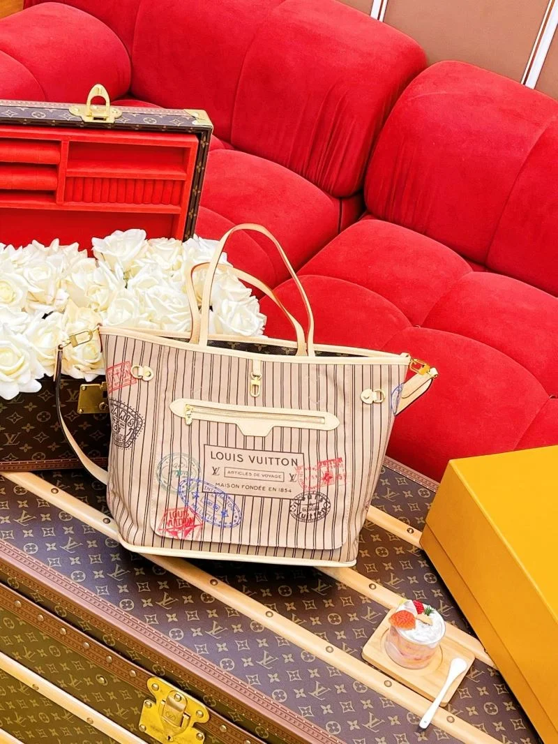 Functional Louis Vuitton Hobo Bags 40570