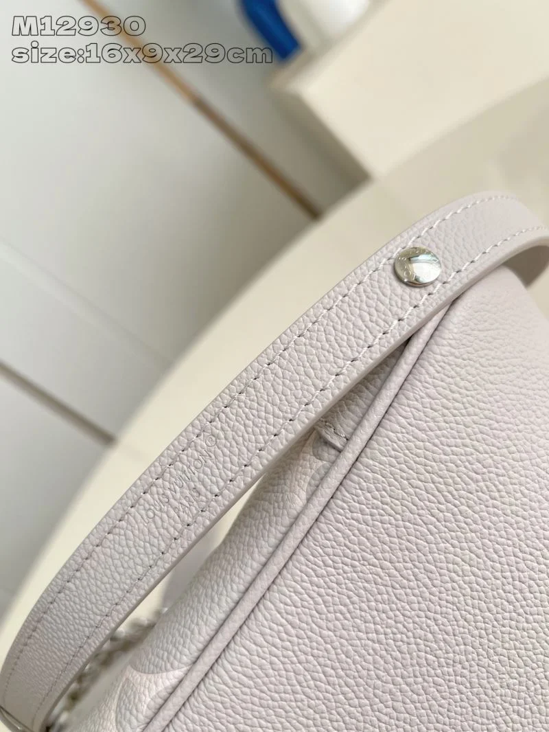WaterResistant Louis Vuitton Hobo Bags 40600