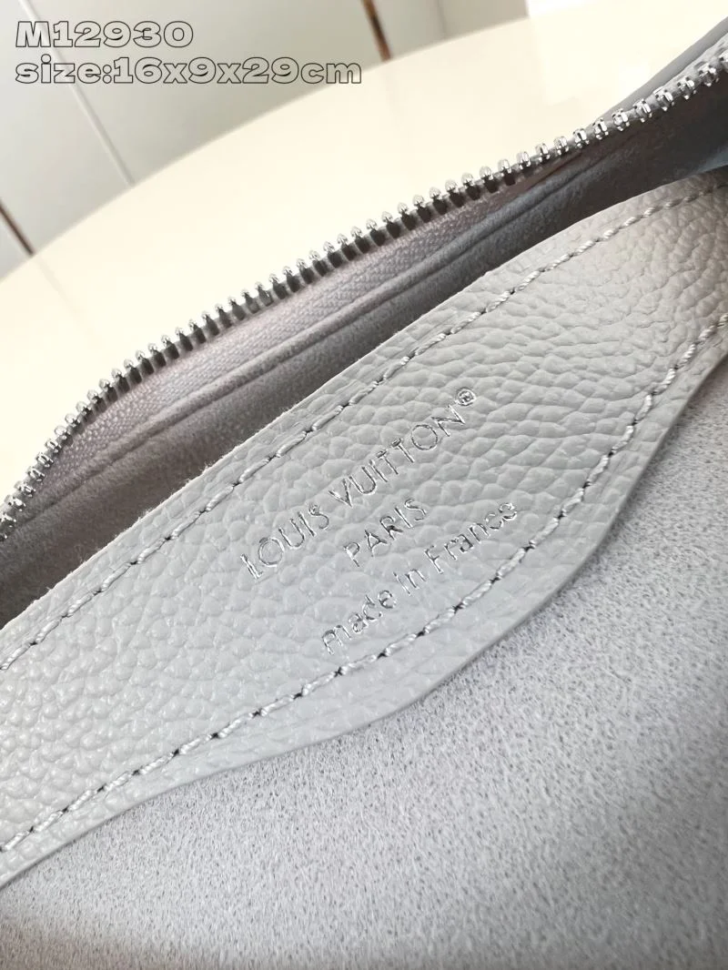 WaterResistant Louis Vuitton Hobo Bags 40600
