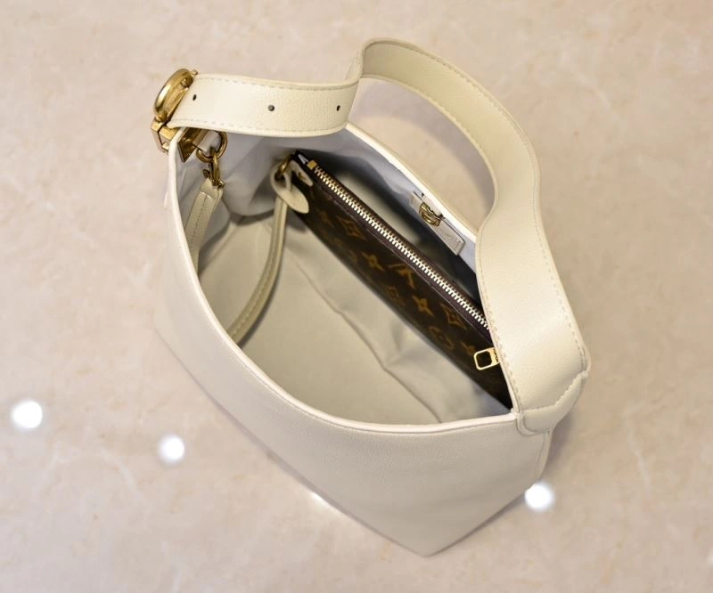 Louis Vuitton Hobo Bags Bold 79849