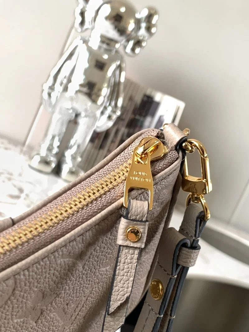 Louis Vuitton Hobo Bags UrbanChic 39761